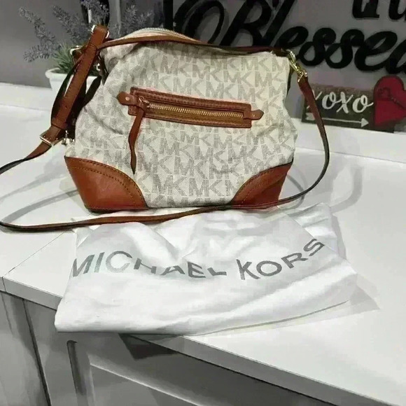 Michael Kors Medium FALLON Messenger Bag Vanilla Acorn - Picture 1 of 3